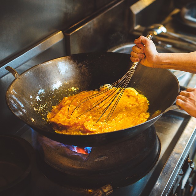 Метод за запържване в WOK с разбъркване Метод за запържване в WOK с разбъркване